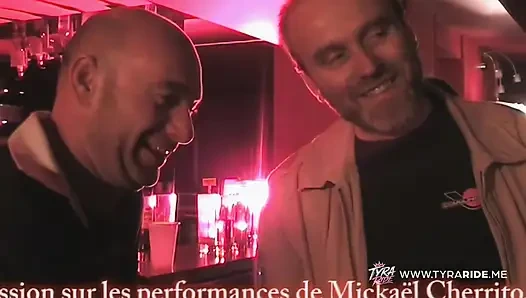 Wilde swingerclub-nacht mit nackten paaren und stangentanz