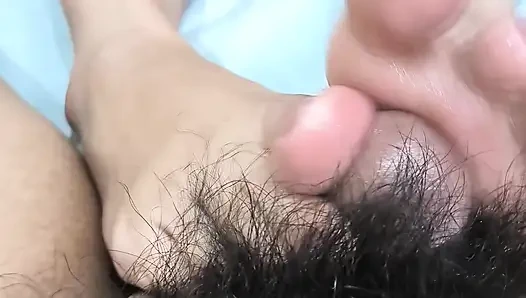 Büyük ayak parmakları dölünü azdırana kadar ayak parmakla muamele onun dölünü azdırıyor