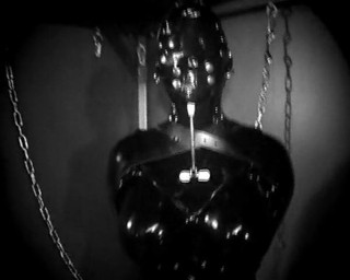 Insane Room (Latex-BDSM-Bondagepeitsche anal mit Strapon-Faust)