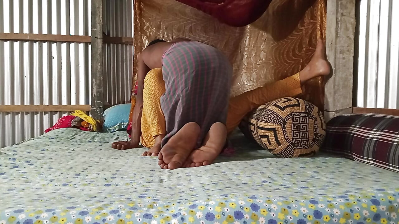 خطوة ديسي عمة مع قرية مثيرة لأول مرة