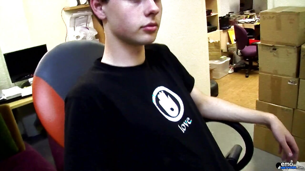 ลูบควยเขาบนงาน