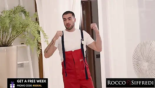 ROCCO SIFFREDI - возбужденная крошка принимает два массивных члена в ее тугое очко