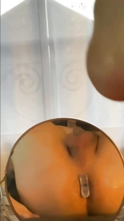 거울 앞에서 새 플러그와 윤활제로 장난치다가 정액을 쏟는 트윙크