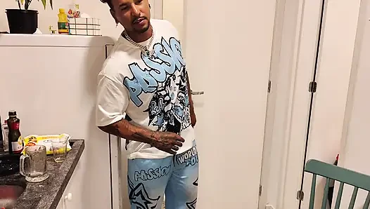 Stiefsohn und stiefmutter teilen sich das gleiche Zimmer und haben Sex ohne Kondom.