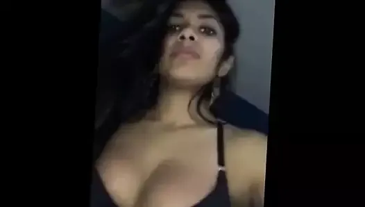 Joven caliente desi nri se desnuda para novio