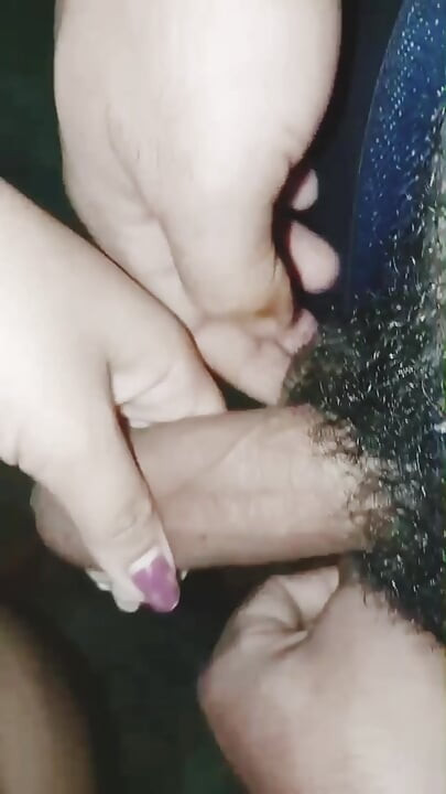 India folla en cuarto de baño