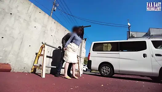 Godaan cewek sange dengan rok mini ini berubah jadi klimaks saat dia lagi tenggelam - 1