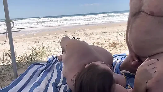 Schau zu, wie wir am strand ficken und lutschen