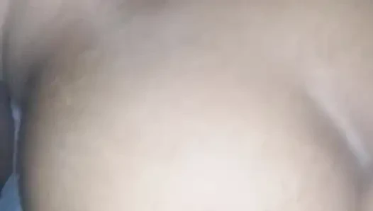 Pará'dan evli kadın, bölüm 2 inliyor ve esmerin amına sertçe vuran sevgilisinin yarağına boşalıyor.