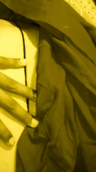 Eu vou para o quarto de cama quando ela está sozinha no quarto. | Clipe 1