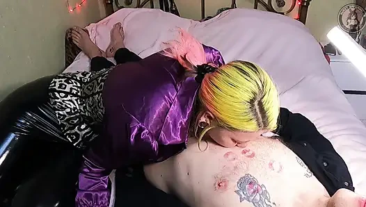 Lekat mencium lipstik merah di seluruh dadanya