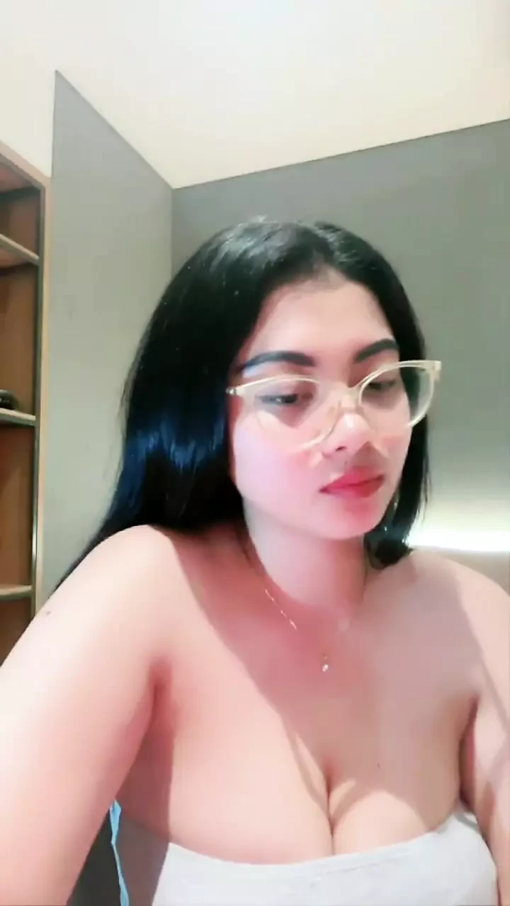 Người bạn văn phòng khoe cơ thể trước ống kính