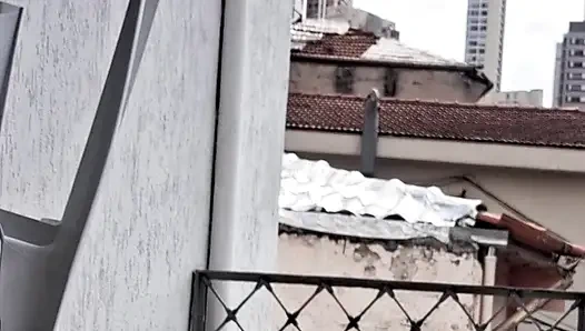 Я и Дай Белан почти голые, мыли балкон квартиры, а соседи наблюдали за нами