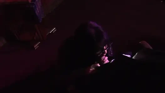 Typ mit handschuhen hämmert geekige brünette in strümpfen auf seinem schreibtisch