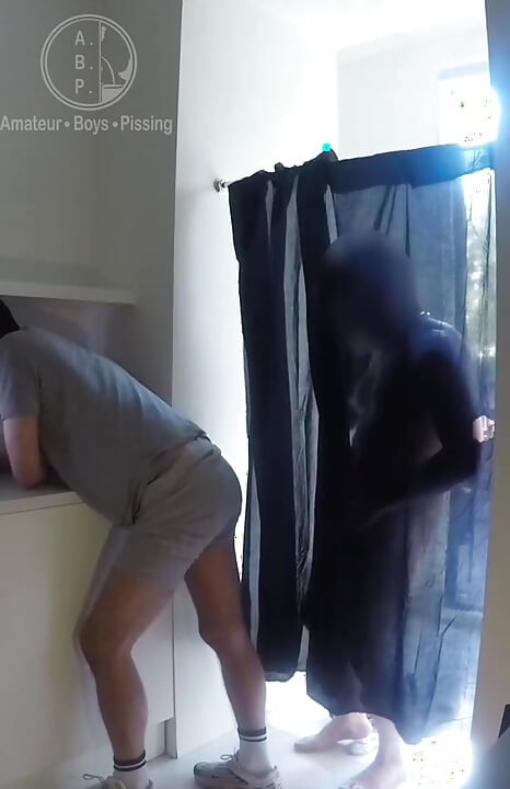 2 cowok amatir lagi asik main-main di dapur dan saling ngentot memek satu sama lain