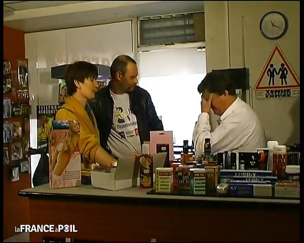 Carole, bir ailenin üvey annesi erkek arkadaşının büyük şişman eliyle sahtesini yapıyor!