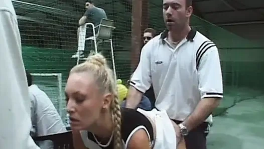 Французскую крошку-теннисистку трахнули двойным межполитом в тройничке