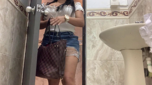 Kort rokje in openbaar toilet (sexy latina)