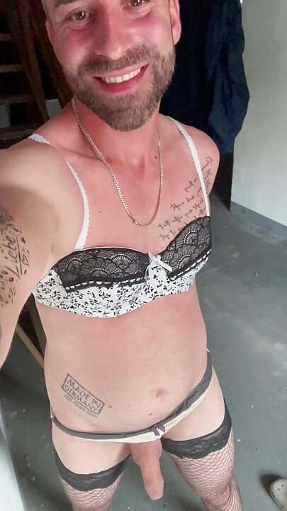 Jeg du Bøsse viser min lille pik og pis som en crossdresser