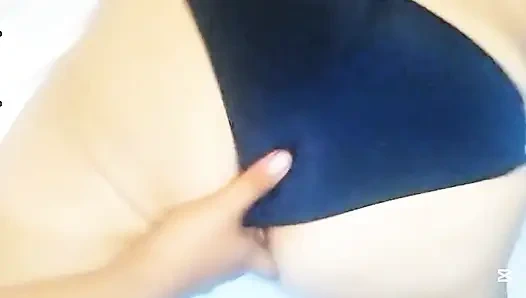 Tante seksi dengan pantat montok lagi asik muasin memeknya pakai timun dan dildo