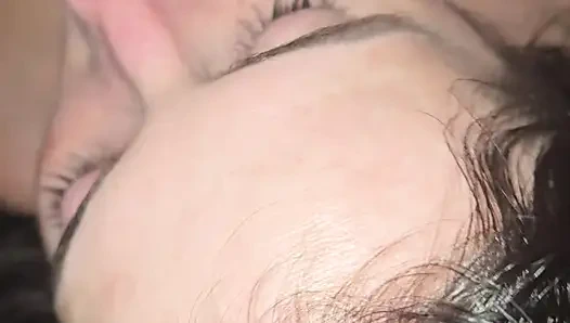 Orta yaşlı seksi kadın büyük bir yüze boşalmadan önce kendini parmaklıyor