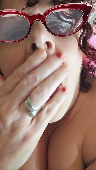 Trong khi shes cúi xuống anh ấy cums toungedumper