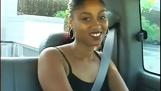 Pria kulit hitam makan memek berbulu gadis kulit hitam yang cantik