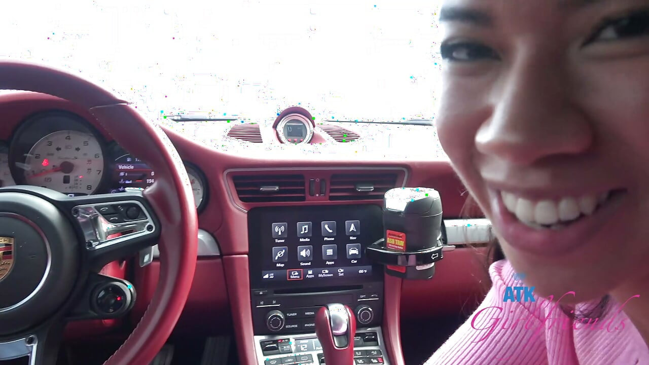אמינה גרין הנחמדה POV ברכב: שפשוף כוס, מציצה בדרך והרטבת התחתונים שלה