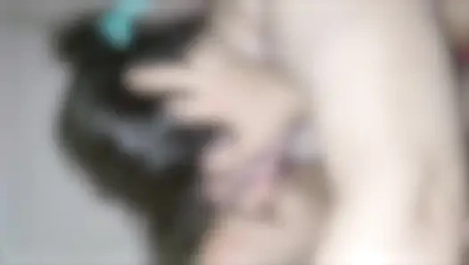 Evli evli kadının amını bolca dölle dolduruyor ve gavat onu yaladı