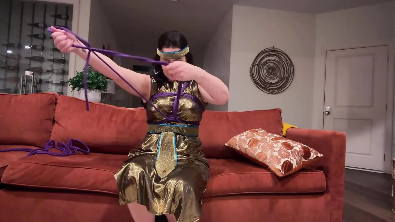 Tilly Mcreese的古埃及自我束缚仪式 4k 第一人称视角 俘虏幻想等待着!