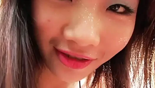 Gadis hot asia dengan toket kecil dan memek berbulu dicrot di pantat