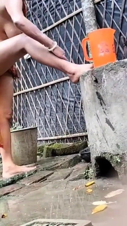 Zapanjujući trenutak iz "Indijske XXX žene koja se jebe na otvorenom (službeni video Villagesex91)"