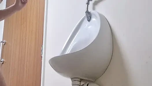 Mädchen pisst männer im badezimmer, riskant, pinkeln