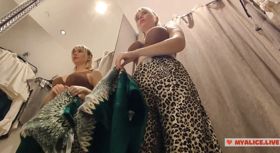 Durchsichtige Verführung: Blondine mit dicken möpsen probiert transparente Outfits in der umkleidekabine an, kein höschen