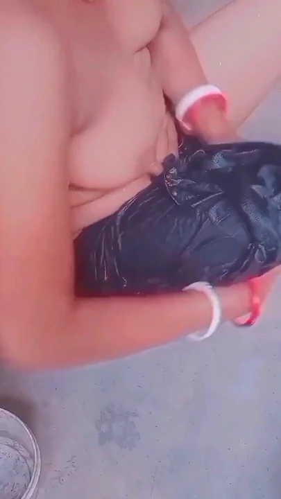 Θεαματική στιγμή από το "Soma bhabhi Bathing video First time"