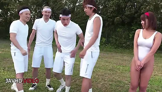 Japon orta yaşlı seksi kadın sara saijo ile açık havada grup seks macerası