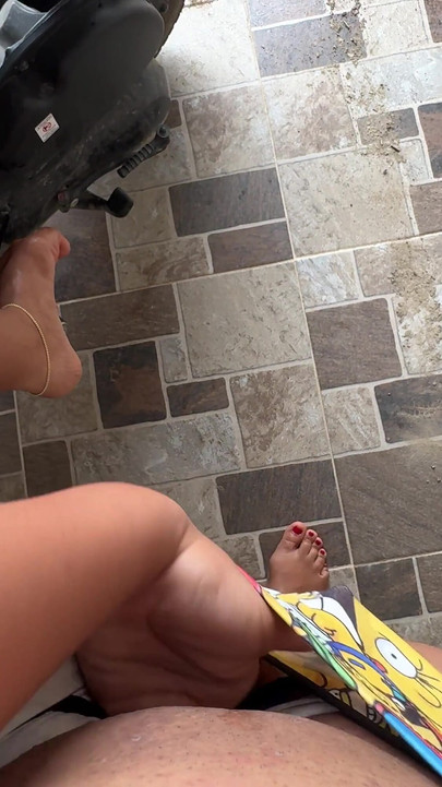 我完全疯狂地喜欢在新邻居面前手淫