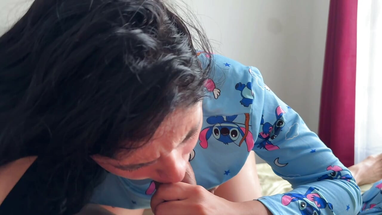 Hermosa latina en pijama toma semen en su cara en la mañana