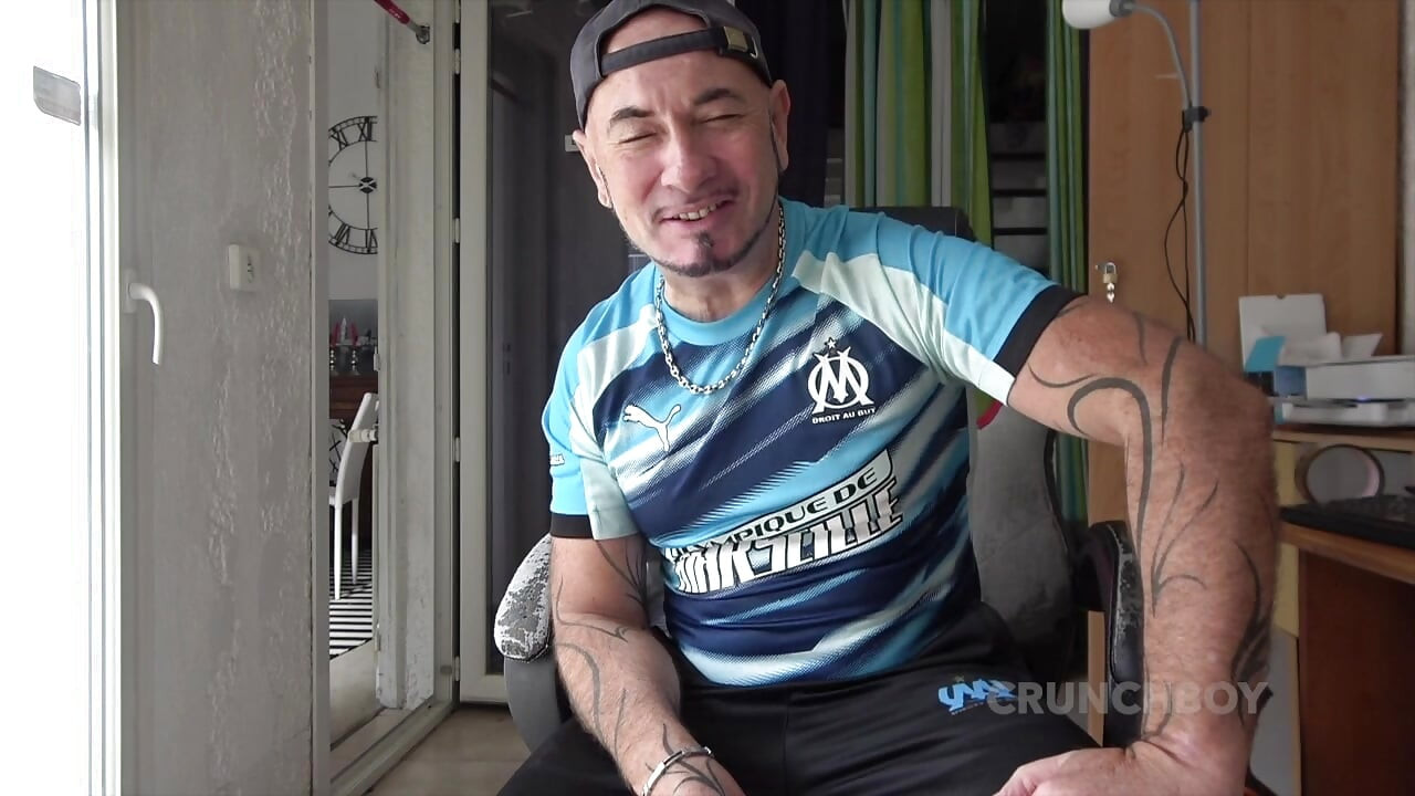 Gay muda menghisap kawan lurusnya dan dikongkek tanpa kondom