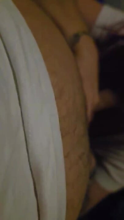 Gordinha milf chupa um pau gordo e baba tudo sobre ele