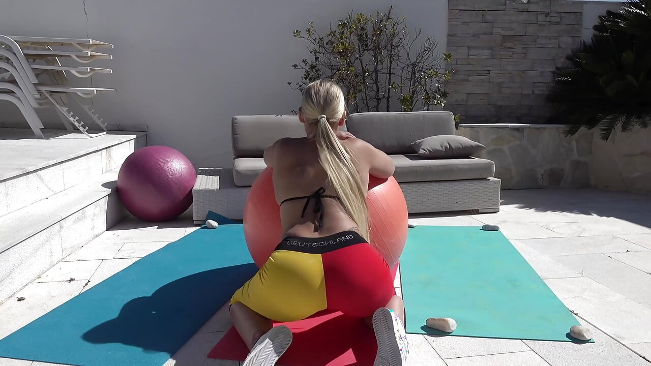 Jovem curvilínea milf gosta de sexo ao ar livre