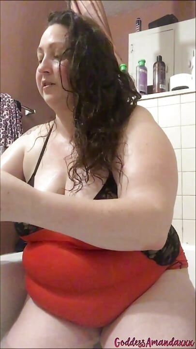 脇の毛を剃り、精液を飲み込む