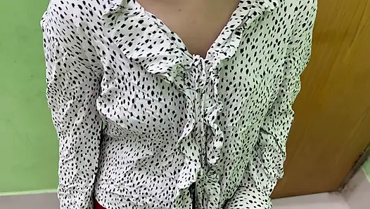 Saudara tiriku yang seksi terlihat sangat panas dan sampai hari ini aku ingin bercinta dengannya