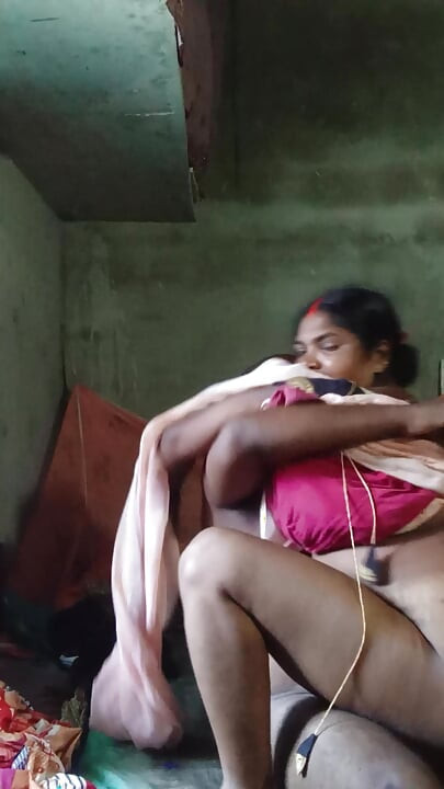 मेरा पहला वीडियो, मेरे गंजा सौतेले भाई ने मेरी चूत को चोदा और उसे चूत बना दिया