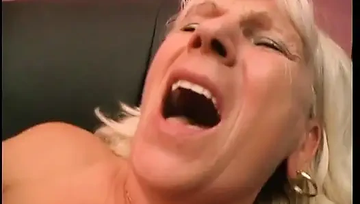 Лесбийский секс старой и молодой шлюшки