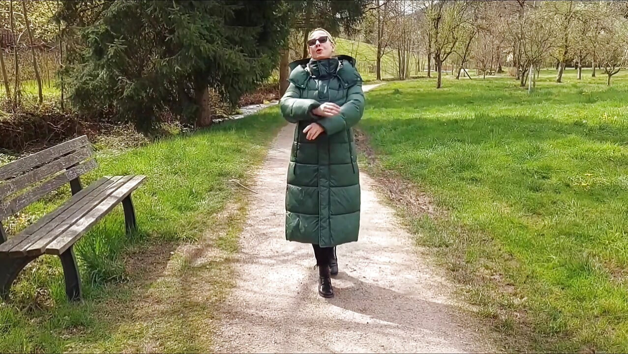 زوجة شقراء ناضجة تستمتع بالجنس نصف عارية
