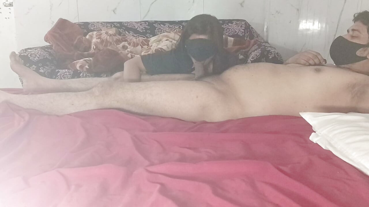 Η δεσποινίς Μάχη ρούφηξε τον πούτσο ενός πελάτη στο κέντρο μασάζ της και του έδωσε ένα μουνί