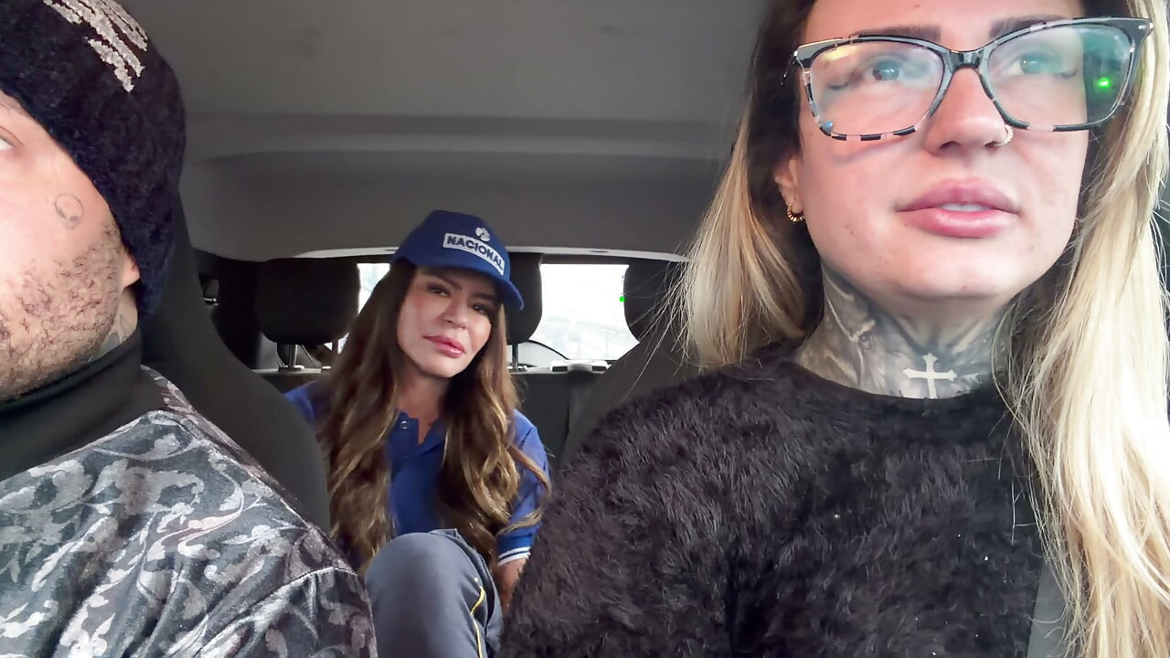 My husband's cuckold got out of the car and I called the gas station attendant to fuck and she accepted and got in the car and was so horny that she was all naked