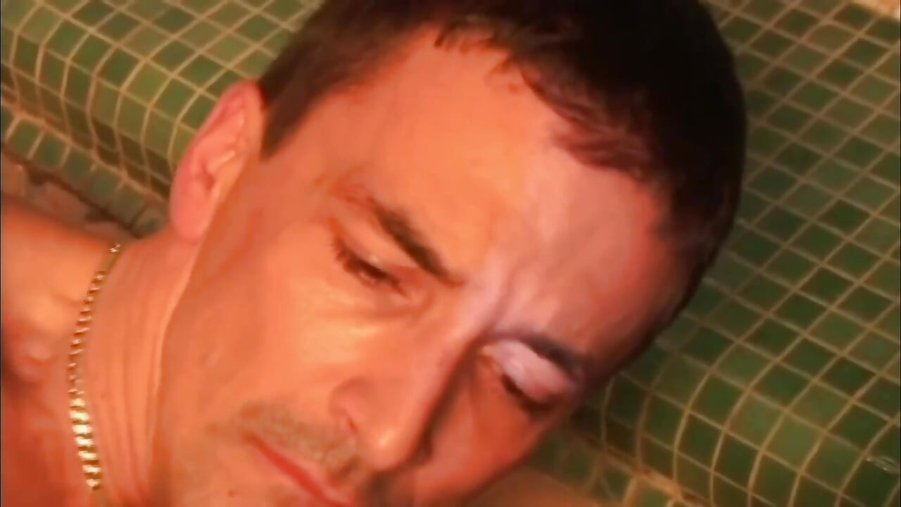 In het zwembad likt hij haar poesje en breekt dan haar kont