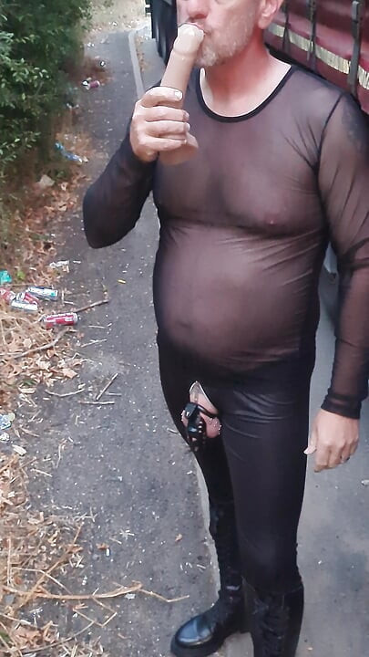 Kutas zablokowany maminsynek ssanie dildo na zewnątrz
